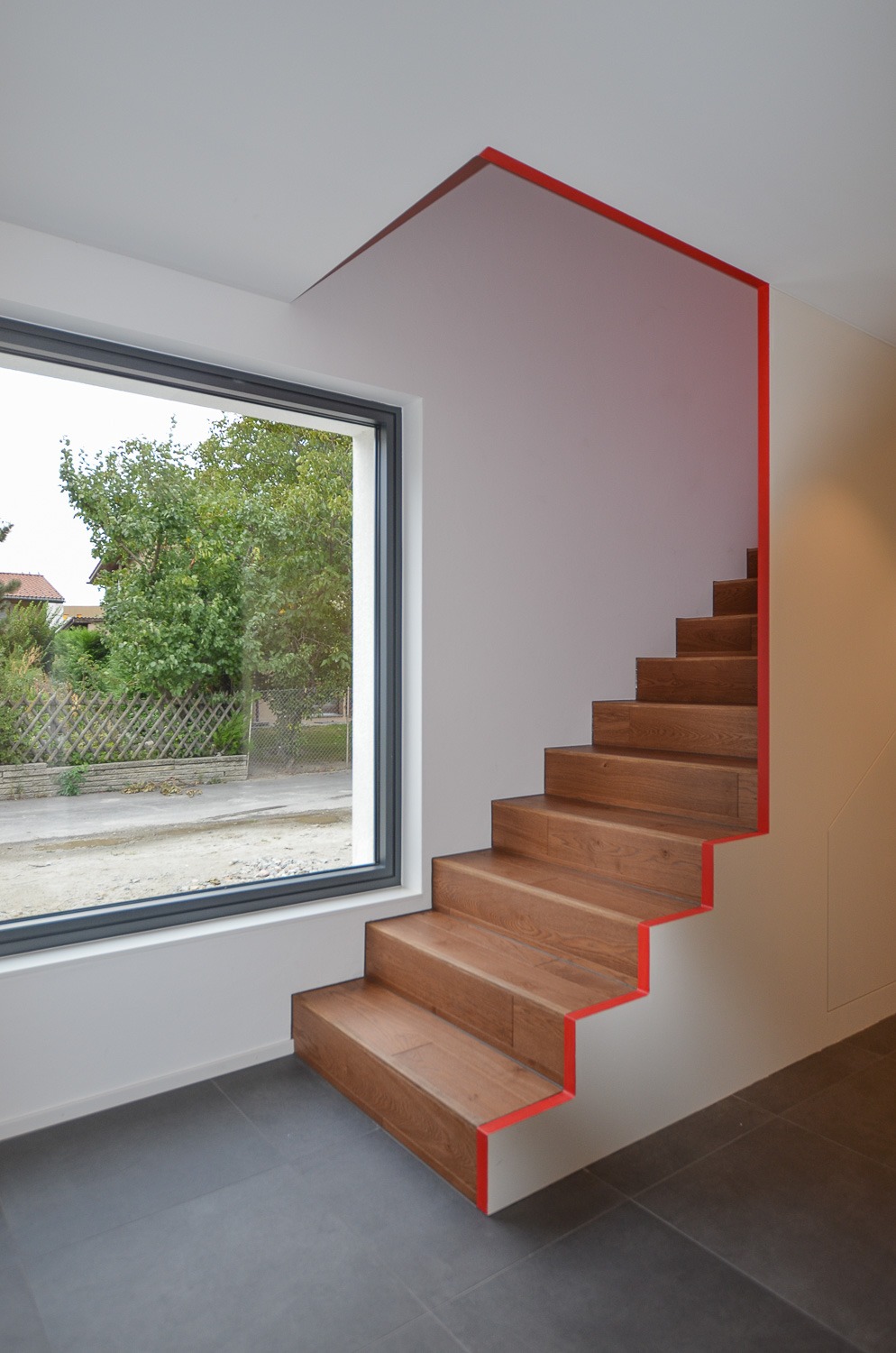Escalier en bois d'une maison moderne conçue par LD Architecte à Saxon en Valais.