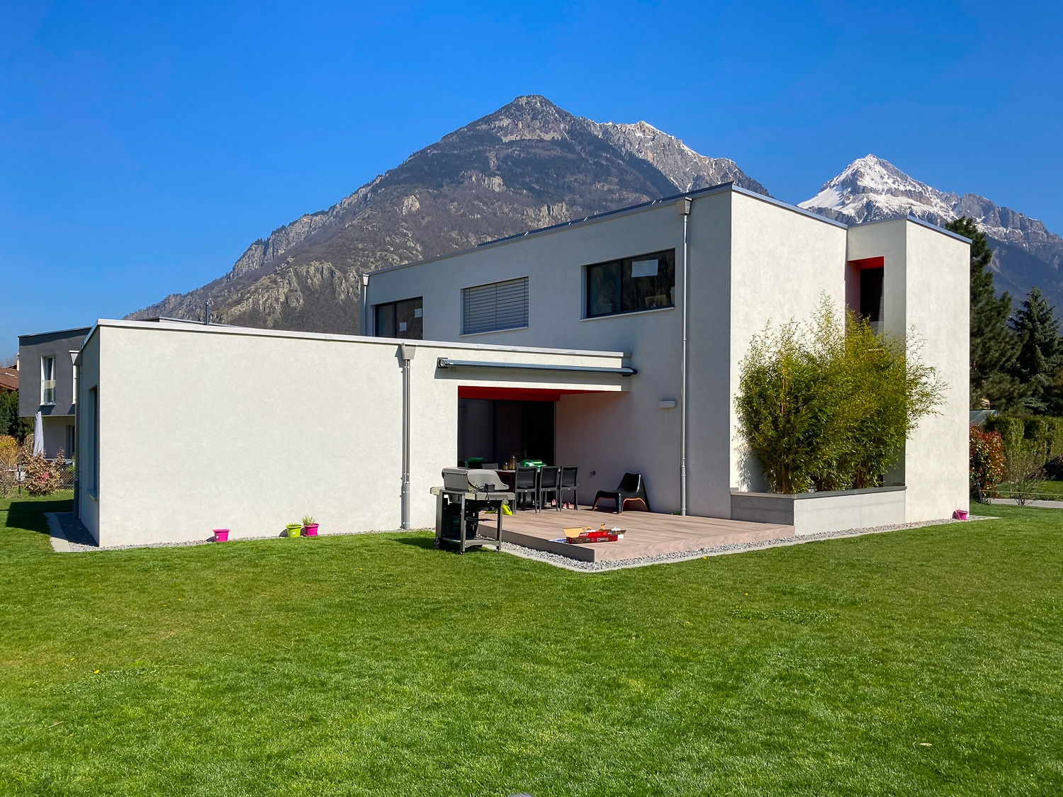 Vue de côté de la maison designée par Dalberto architecte à Saxon en Valais