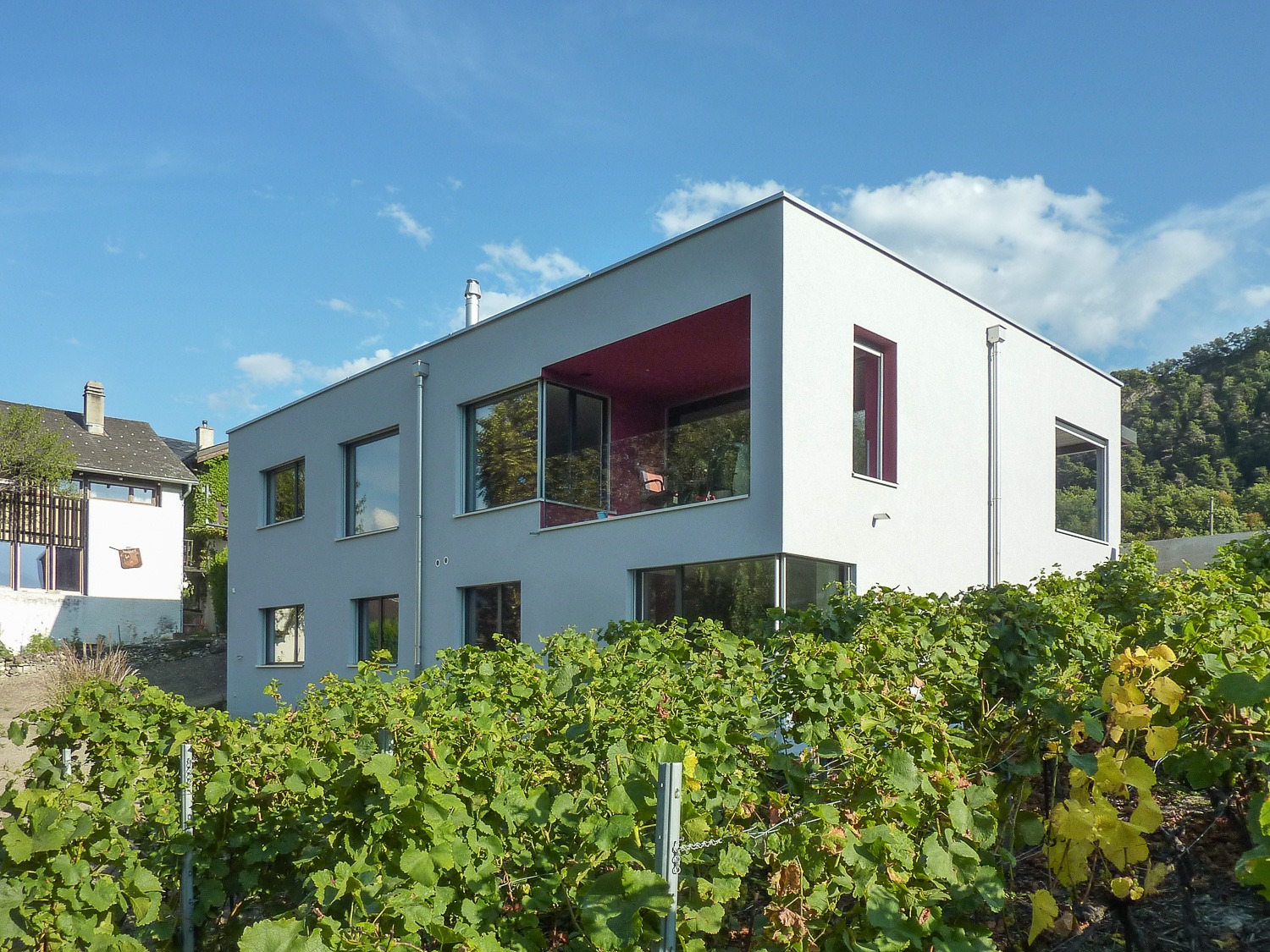 Vue de la villa moderne dessinée par l'architecte Léonard Dalberto à Saxon en Valais.